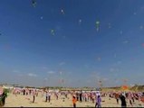 6.200 niños palestinos baten el récord al hacer volar miles de cometas a la vez