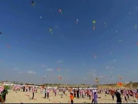 6.200 niños palestinos baten el récord al hacer volar miles de cometas a la vez