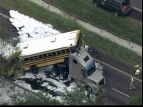 Espectacular accidente de un autobús escolar en Missouri
