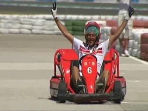 Los jugadores del Sevilla cambian el balón por los karts