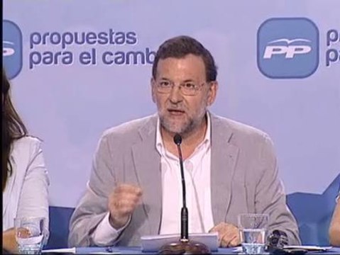 Rajoy acusa a Zapatero de jugar con el Estado como si fuera un Mecano
