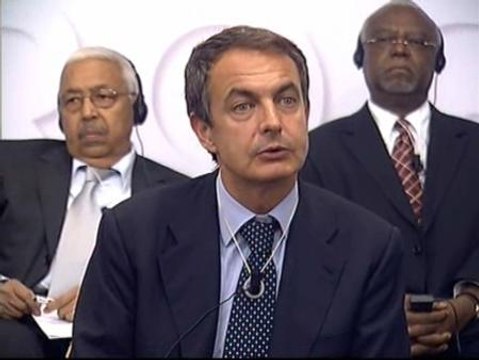 Zapatero pide que el sistema financiero contribuya en la lucha contra la pobreza