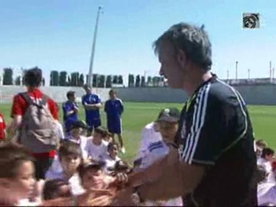Mourinho y la plantilla del Real Madrid visitan el campus de la Fundación