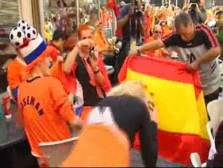 Download Video: Españoles y holandeses comparten su gran momento histórico en Johannesburgo