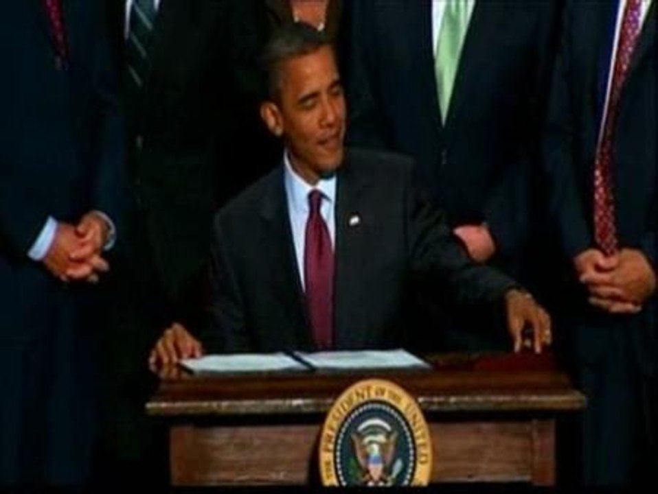 Obama firma la reforma financiera que ofrece la mayor protección de la historia a los consumidores