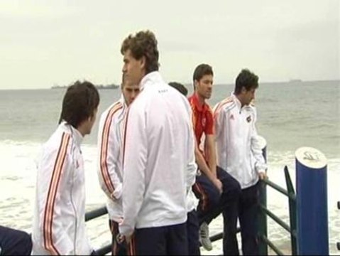 España se relaja en la playa antes del choque