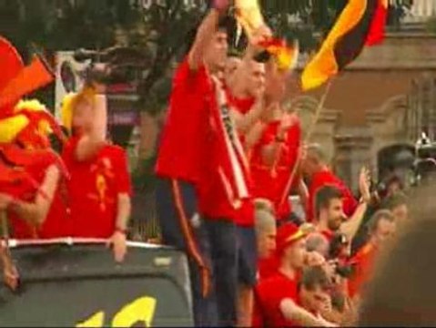 La Roja muestra a la diosa Cibeles la Copa del Mundo