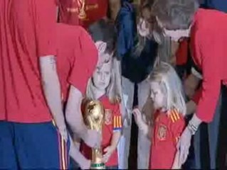 下载视频: Las Infantas Leonor y Sofía, con los Campeones del Mundo