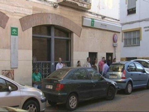 El paro baja en 83.834 personas