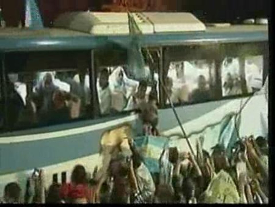 Multitudinario recibimiento a la Argentina de Maradona