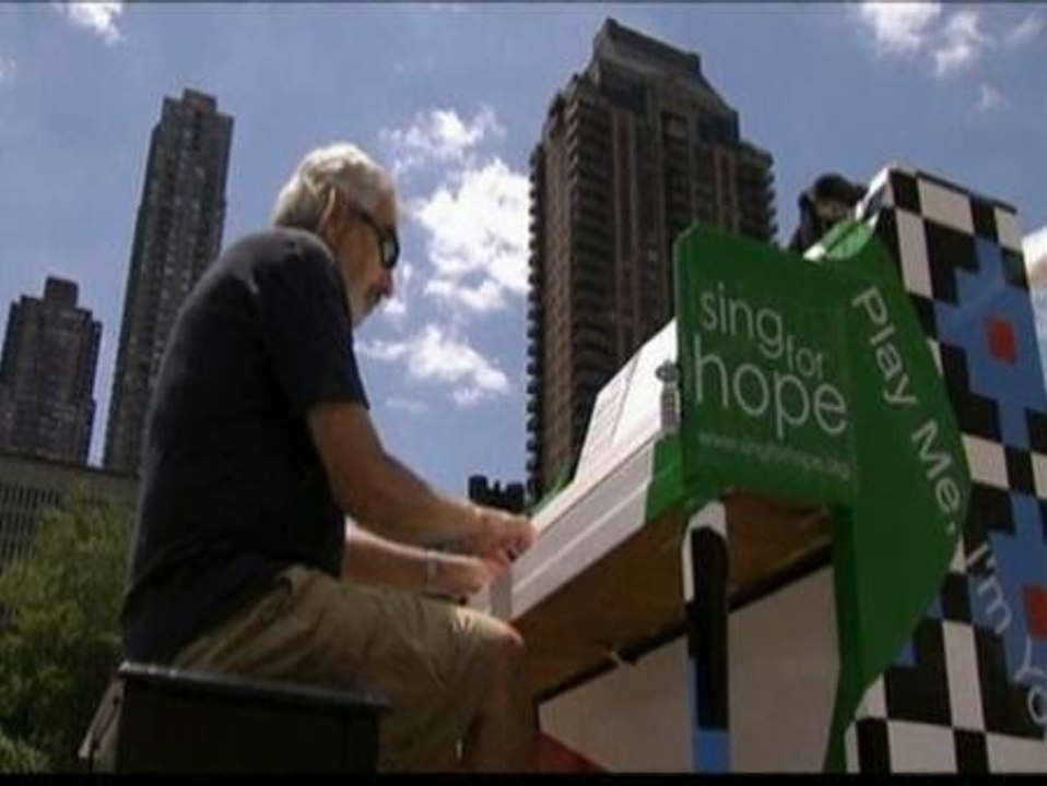 Un artista reparte 60 pianos por Nueva York para que se puedan tocar en público