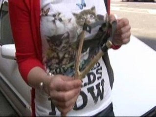 Multada por llevar un tirachinas en su coche