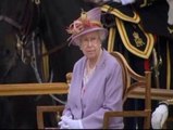 Cientos de personas celebran el cumpleaños de la reina Isabel II