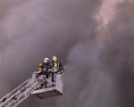 Bomberos intentan sofocar incendio en Bilbao