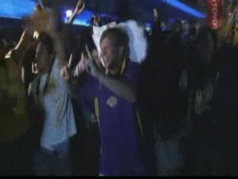 Los aficionados de los Lakers toman las calles de Los Angeles