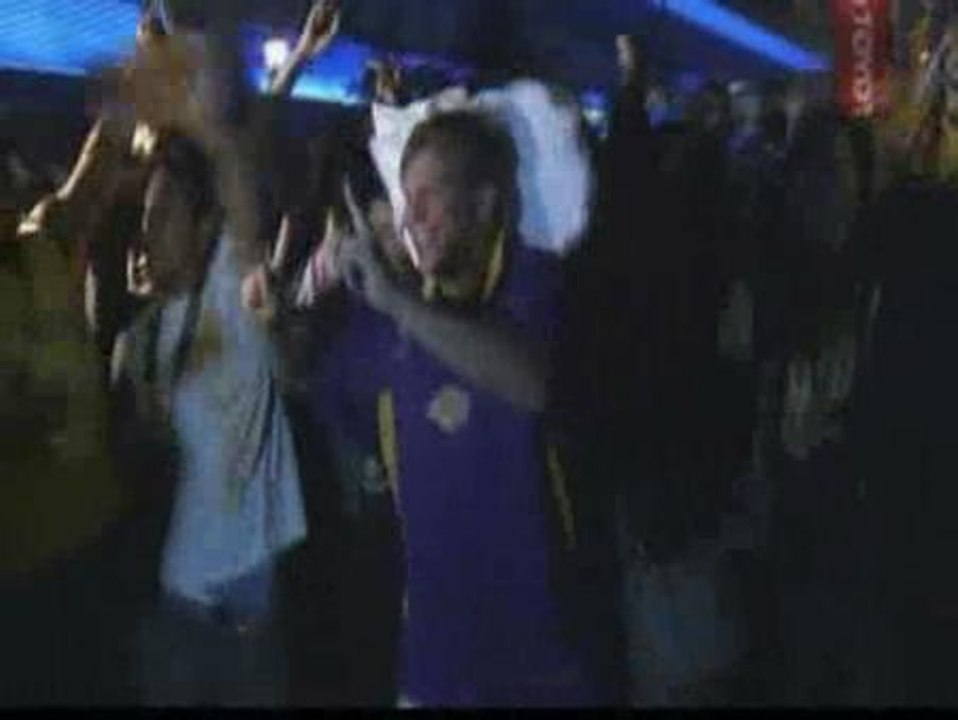 Los aficionados de los Lakers toman las calles de Los Angeles