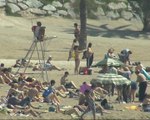 Decenas de barceloneses disfrutan de la playa