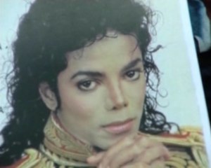 Buscan la fotos de la autopsia de Jackson