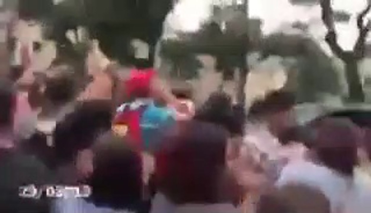 Guaidó é atacado por população em zona periférica de Caracas