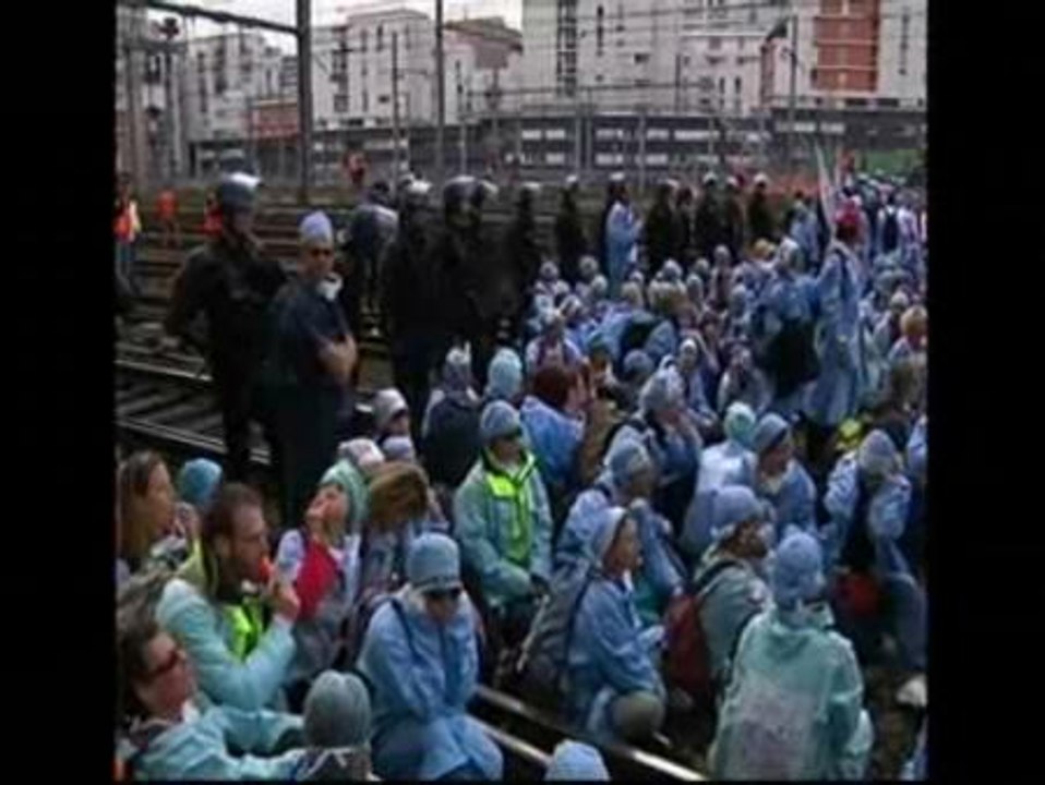 Los enfermeros franceses bloquean vías de tren en París