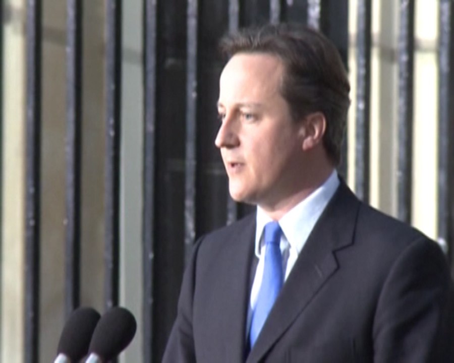 Brown dimite y Cameron asume