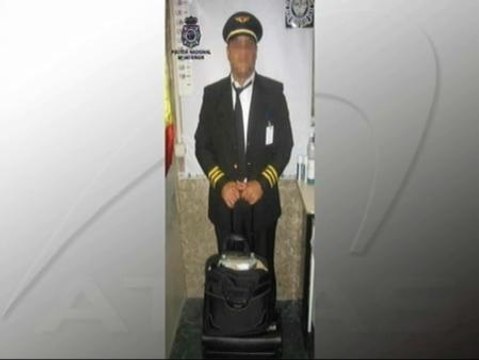 Vestidos de comandante y cargados de coca