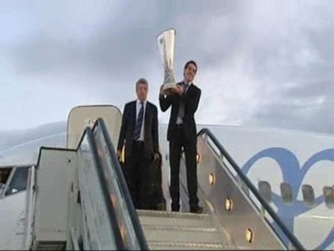 El Atlético llega con la copa al aeropuerto de Barajas