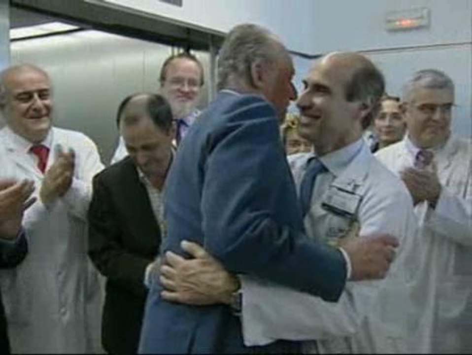 El Rey abandona el hospital entre risas y abrazos