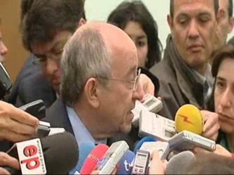 El gobernador del Banco de España aplaude la decisión del Gobierno de reducir el déficit