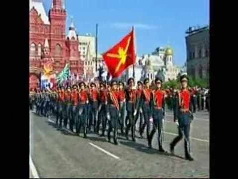 La OTAN desfila en la Plaza Roja