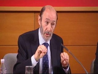 Rubalcaba critica la "demagogia" del PP