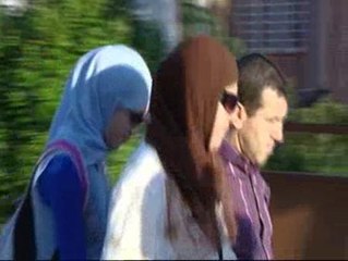 Nawja asiste al nuevo centro con velo y acompañada de sus padres