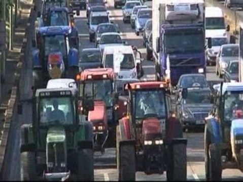 Miles de tractores toman las calles de París