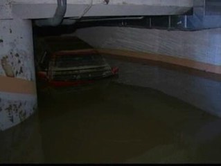 Un río atraviesa el garaje de un edificio de vecinos
