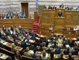 Parlamento griego aprueba el plan de austeridad económica