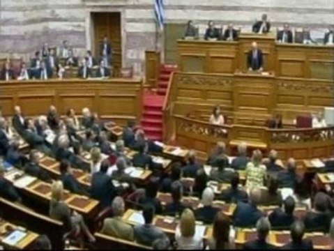 Parlamento griego aprueba el plan de austeridad económica