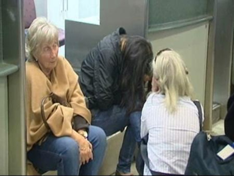 Miles de pasajeros afectados esperan soluciones en Barajas