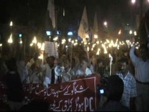 De noche y con antorchas