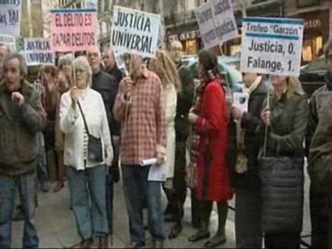 Concentración de apoyo a Garzón a las puertas de la Audiencia Nacional