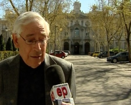 Los familiares de las víctimas, con Garzón