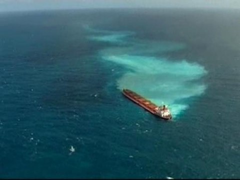 Un carguero chino deja manchas de crudo en las aguas del Gran Arrecife de Coral