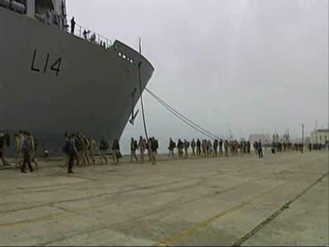 Militares y civiles británicos vuelven a casa desde Santander a bordo del Albion