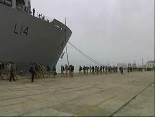 Download Video: Militares y civiles británicos vuelven a casa desde Santander a bordo del 