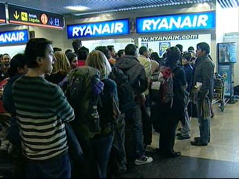 Centenares de pasajeros, retenidos en Barajas