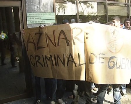 Ovacionado dentro, abucheado fuera