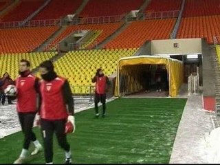 El Sevilla, a luchar contra el césped artificial y el frío