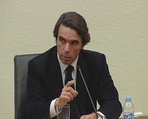 Aznar, duro con el Gobierno y los estudiantes con él