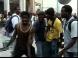 Cientos de haitianos se pelean por intentar sobrevivir