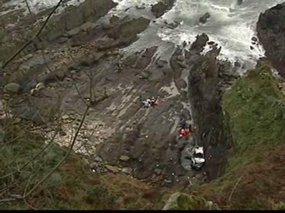 Dos policías resultan heridos en Vigo tras caer su coche por un acantilado