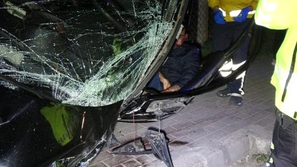 Otomobil, Önce Çöp Konteynerine, Ardından Elektrik Direğine Çarptı: 2 Yaralı